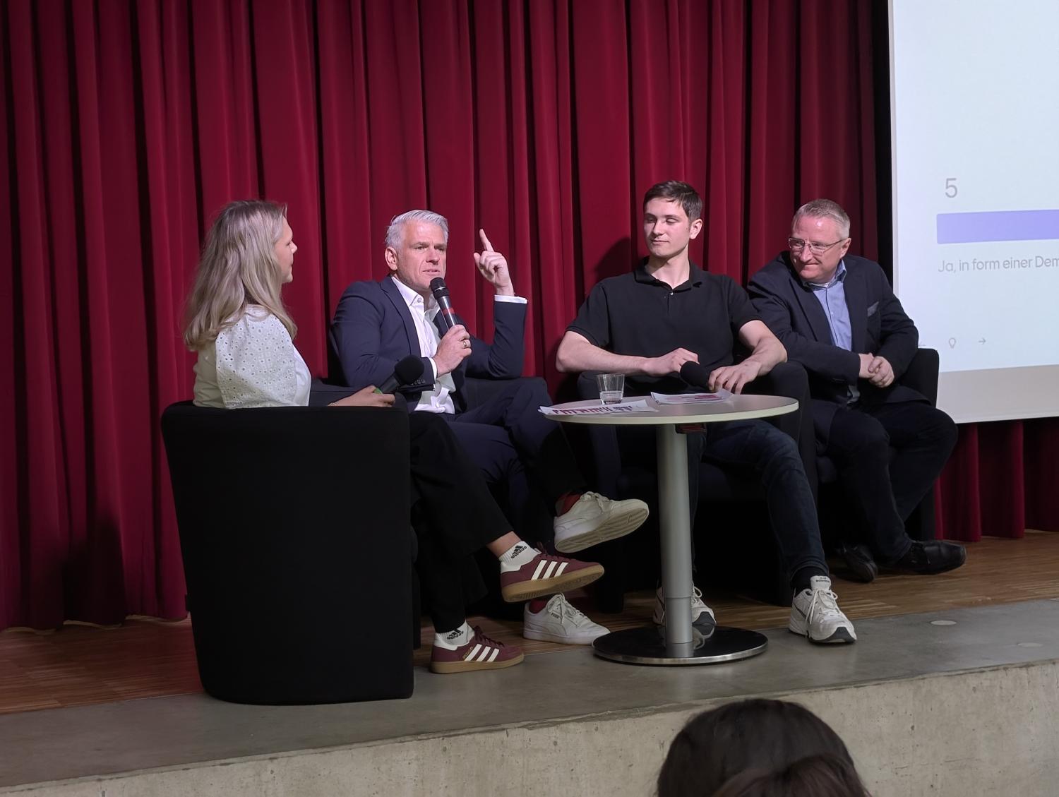 Steffen Vogel diskutiert mit Schulleiter Pöhner, Schülersprecherin Pecht und Q12-Stufensprecher Kastner Steffen Vogel diskutiert mit Schulleiter Pöhner, Schülersprecherin Pecht und Q12-Stufensprecher Kastner