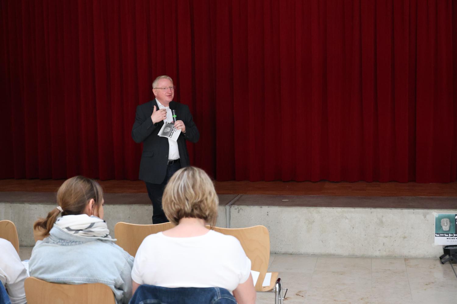 Schulleiter Martin Pöhner begrüßt die Gäste Schulleiter Martin Pöhner begrüßt die Gäste