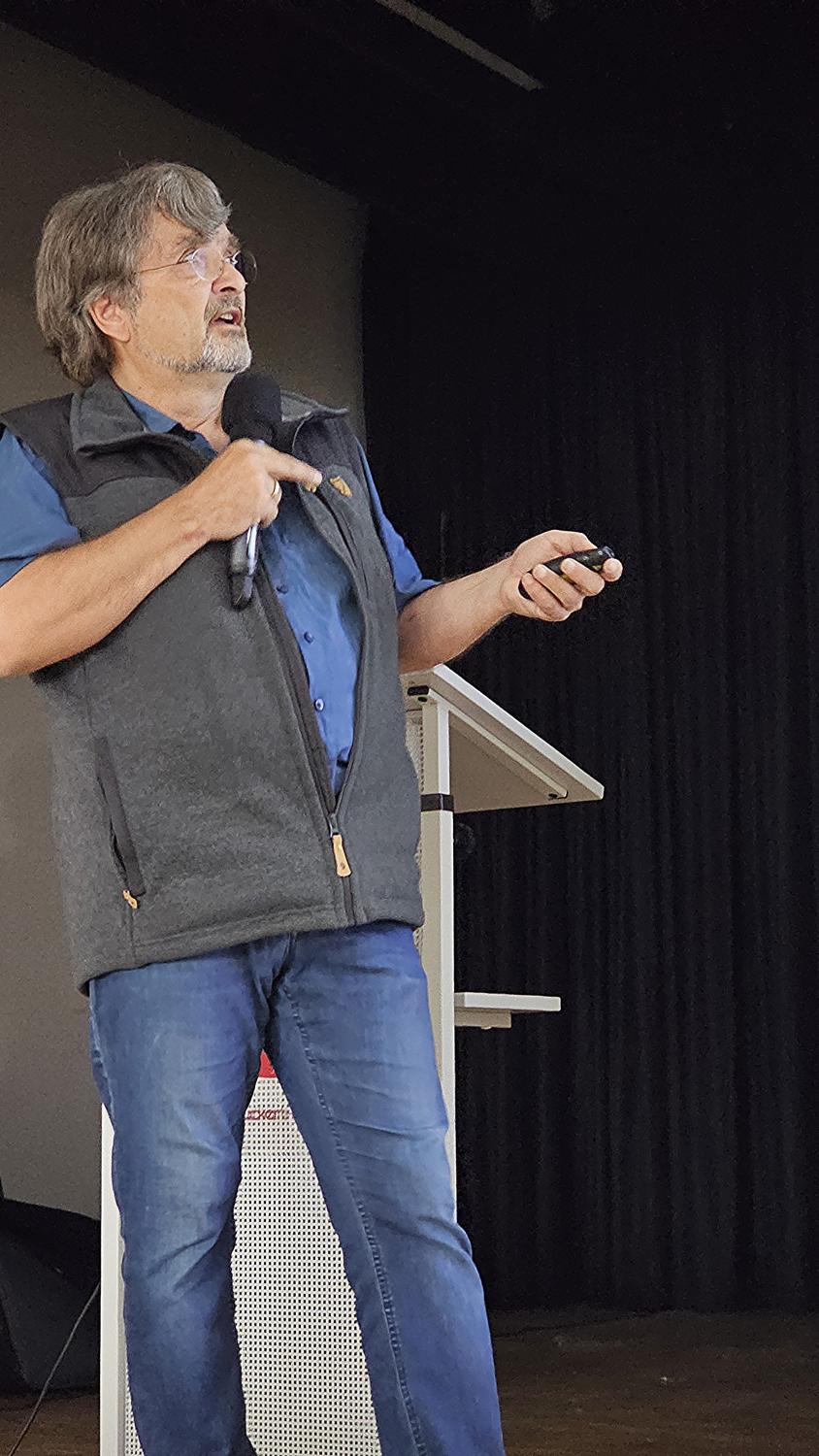 Professor Dr. Kai Frobel fesselte die Schülerinnen und Schüler mit seinen engagierten und fachkundigen Vortrag zum „Grünen Band.“ Foto: Helmut Will Professor Dr. Kai Frobel fesselte die Schülerinnen und Schüler mit seinen engagierten und fachkundigen Vortrag zum „Grünen Band.“ Foto: Helmut Will