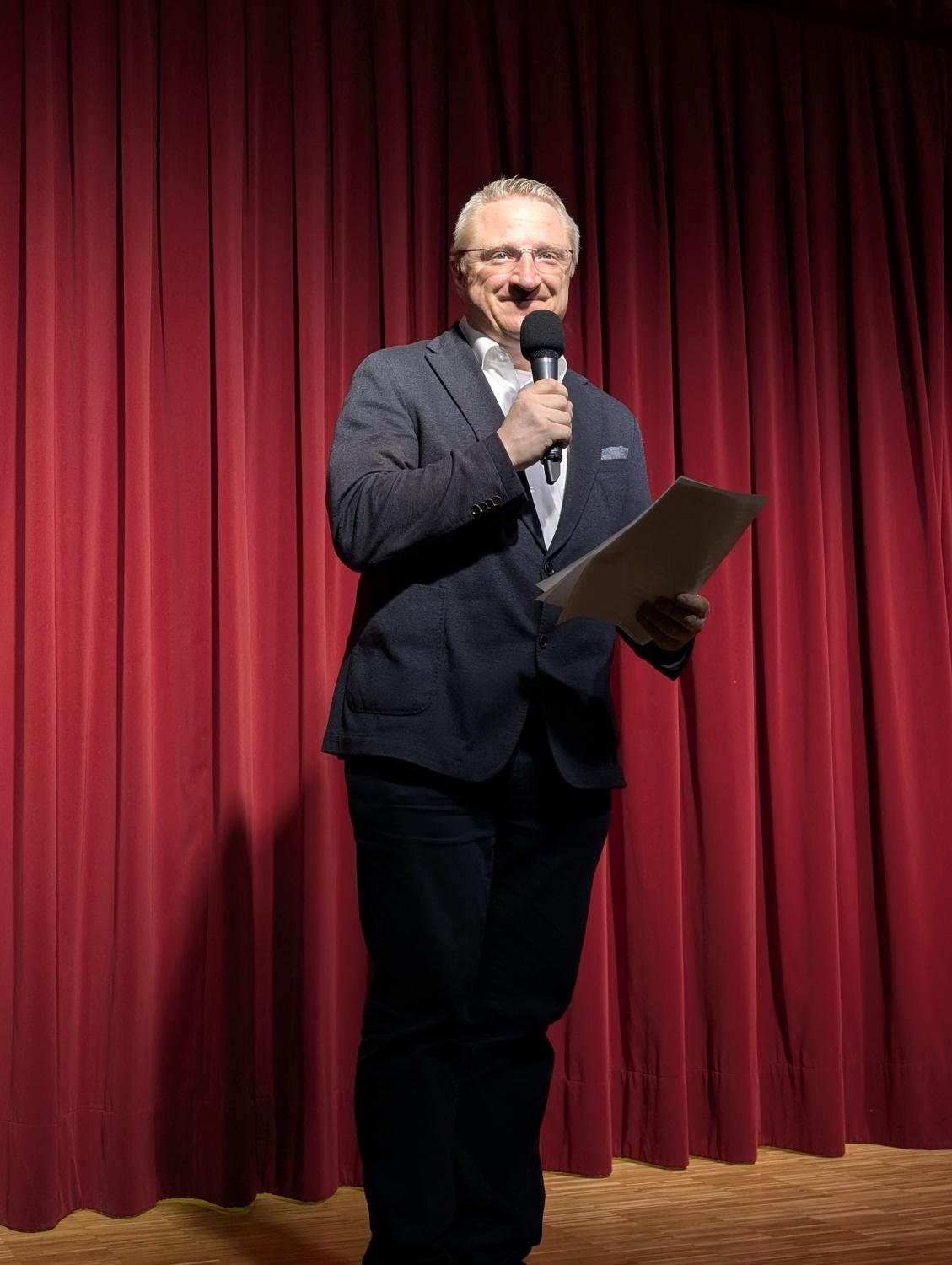 Schulleiter Martin Pöhner begrüßt die Gäste in der festlich geschmückten Aula des FRG