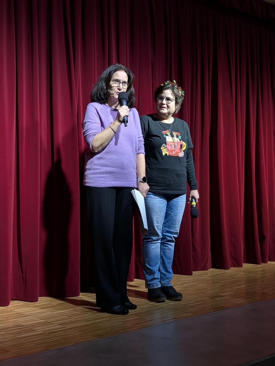 Mit Witz und Charme führen die Moderatorinnen Katja Hennig und Tanja Roeß durch den Abend