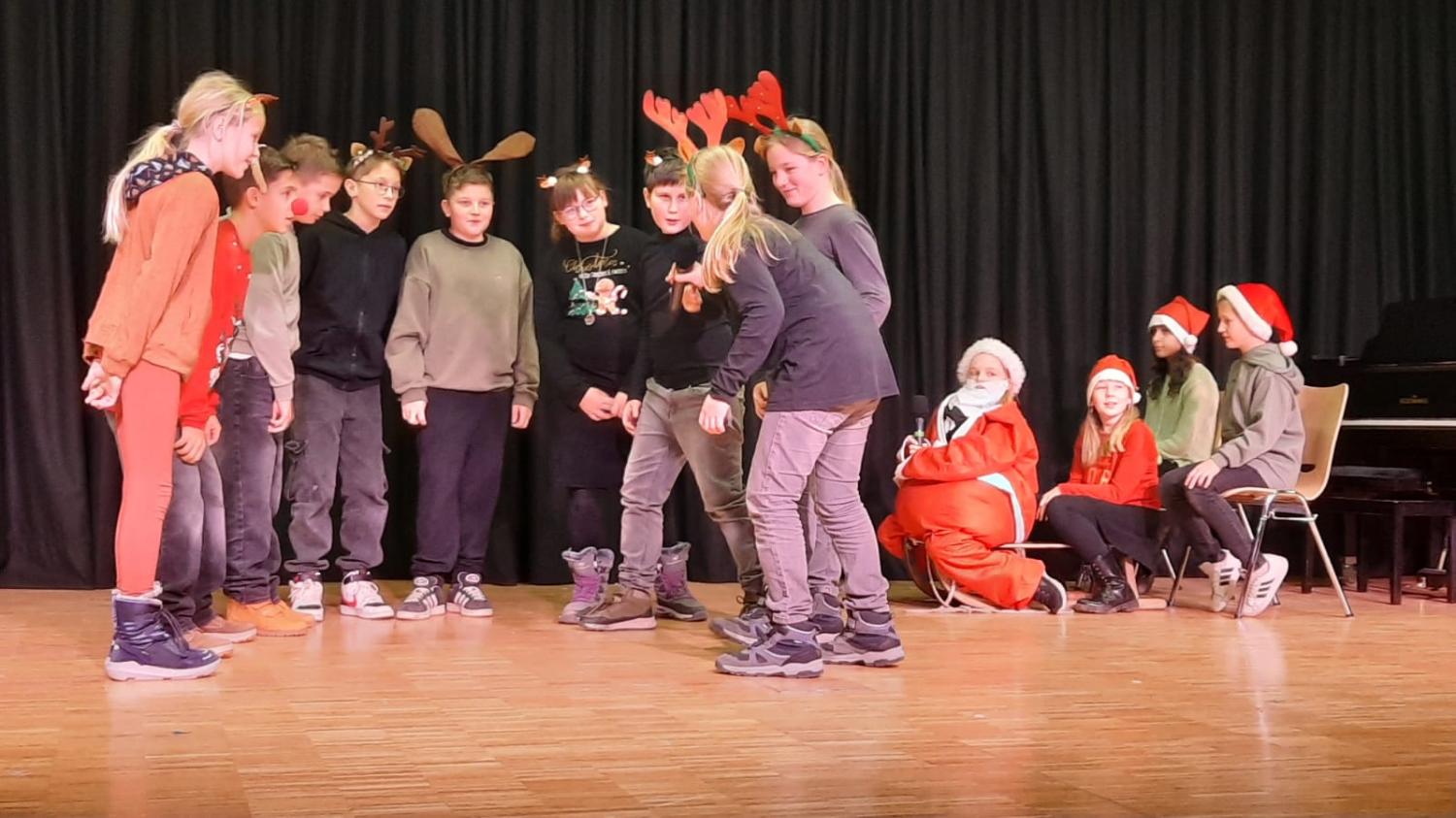 Mila Strohmenger glänzte in der Rolle des zu dicken Weihnachtsmanns