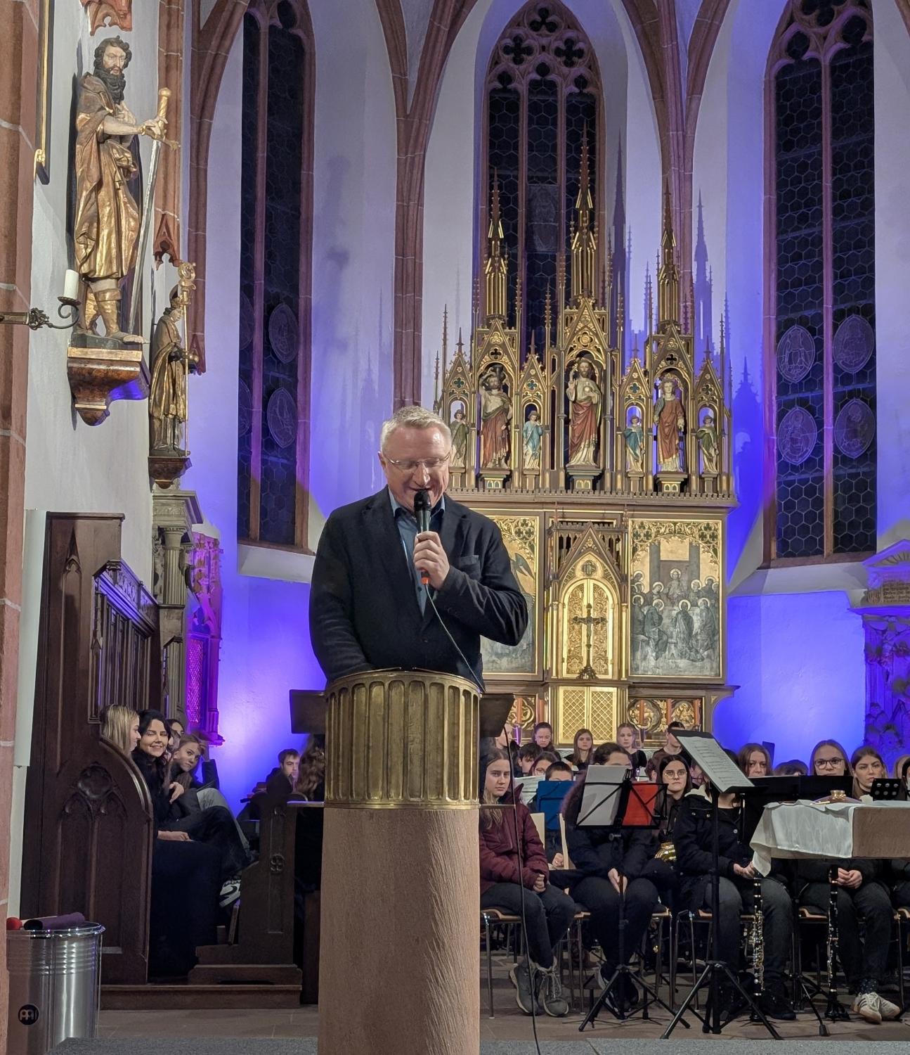 Martin Pöhner begrüßt die Gäste