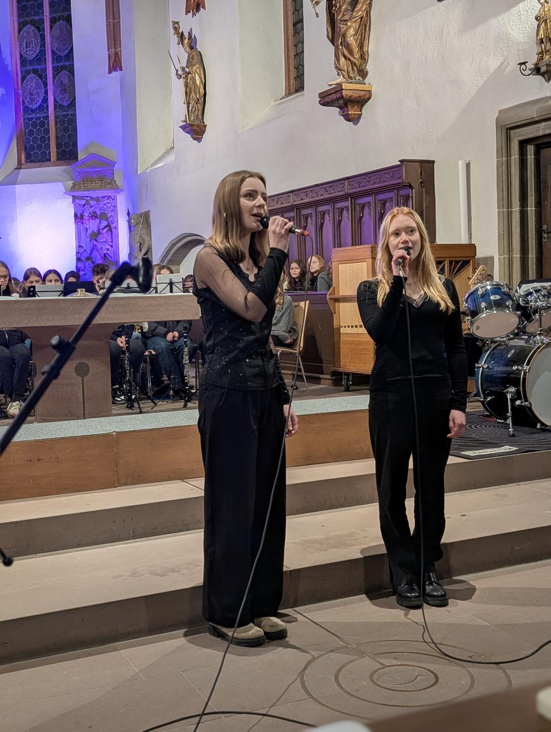 Jule Lieb und Mia Hahnlein in perfekter Harmonie (Perfect Harmony)