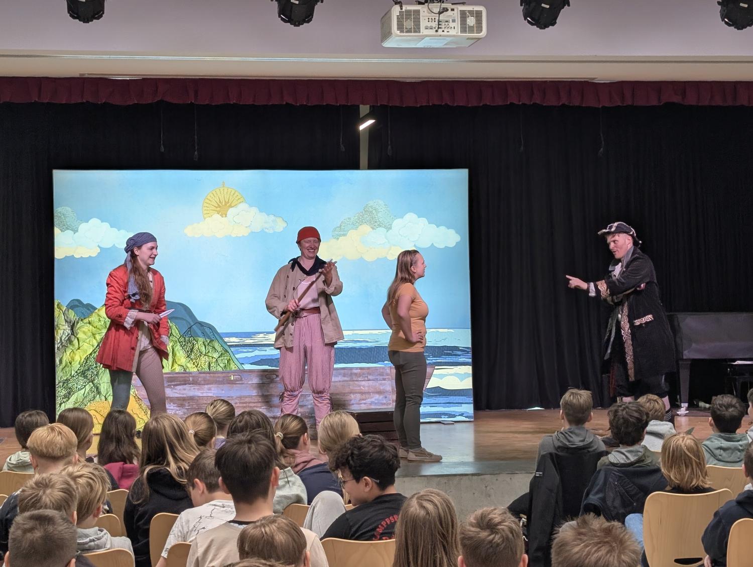 Auch Mitglieder der Schulfamilie (2. v.r) mussten zeitweise auf die Bühne