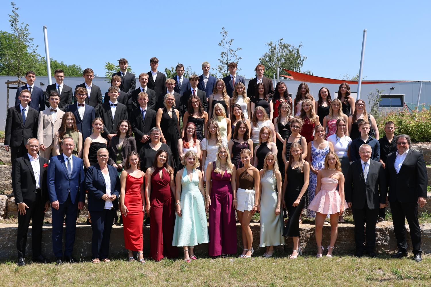 Abiturientinnen und Abiturienten des Jahrgangs 2026 mit Ihrer OSK Frau Bördlein, dem Schulleiter Herrn Pöhner (unten 2. von rechts), dem Landrat Herrn Ziegler (unten, 2. von links), der Bürgermeisterin Frau Zimmer (unten, 3. von link) und Sponsoren