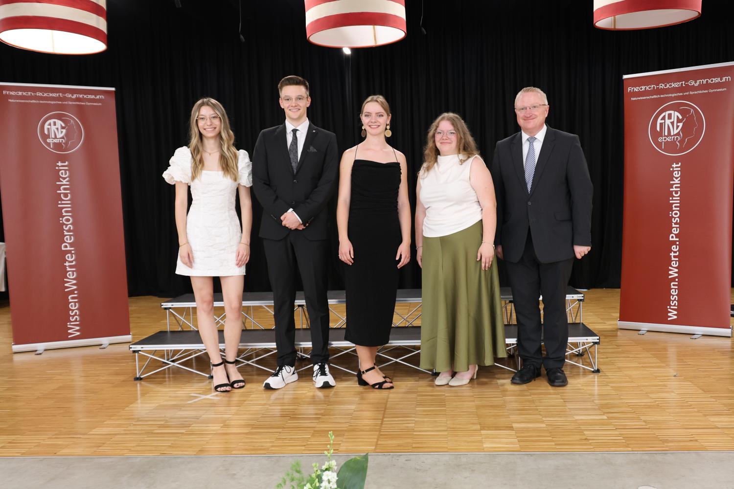 Die vier Jahrgangsbesten (von links): Hanna Jaksch (1,1), sowie Aaron Train, Jule Lieb und Lina Schneider (alle 1,3) mit Schulleiter Martin Pöhner