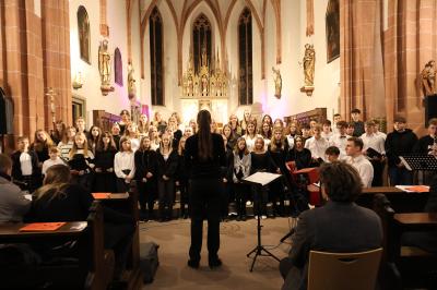 Festliche Klänge und musikalische Vielfalt: Weihnachtskonzert des Friedrich-Rückert-Gymnasiums begeistert in Ebern