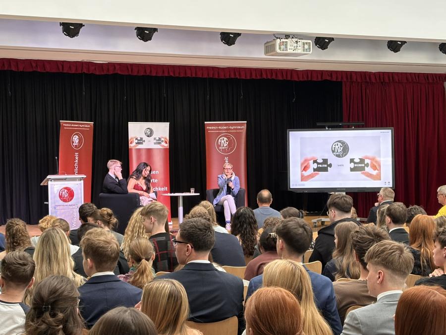 Politik trifft Bildung – Schülerinnen und Schüler im Gespräch mit Sabine Dittmar 